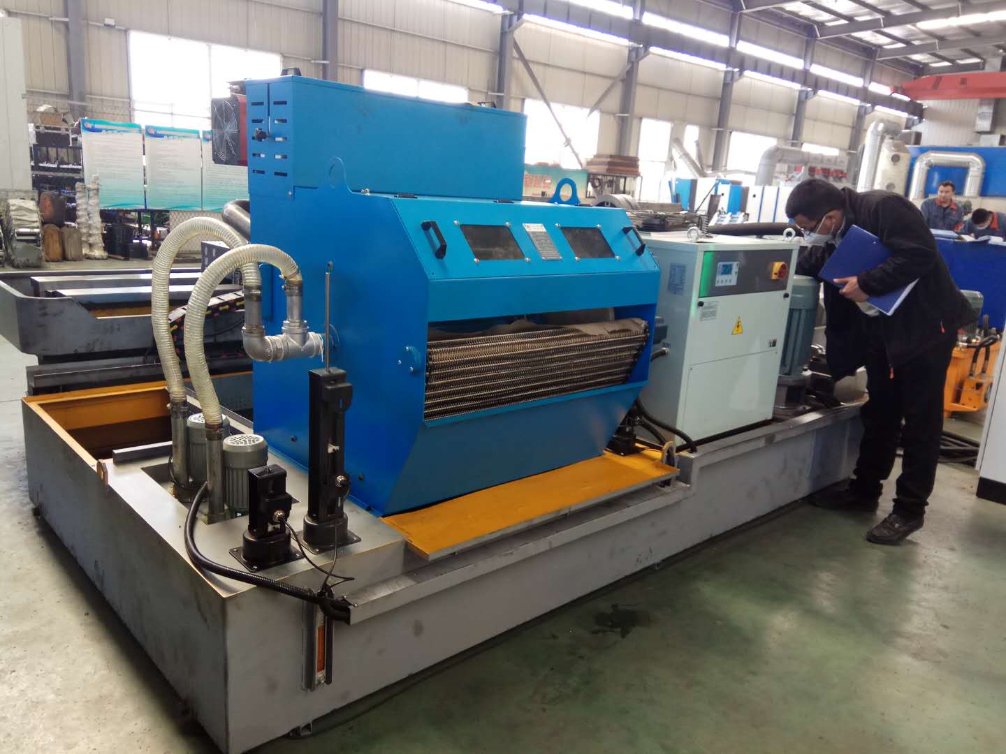 Deep hole drilling machine with automatic infeeding system